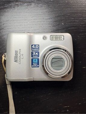 Nikon Coolpix L4 digital camera for parts (camera turns on and takes pictures)